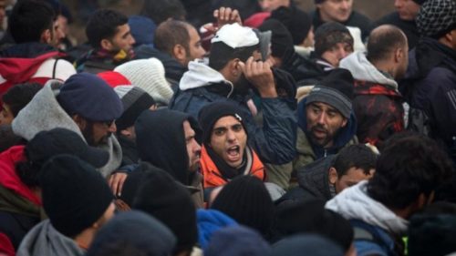 migrants-men-800x450