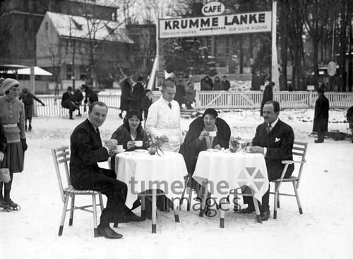 Frühstück auf dem Eis in Berlin, 1936
