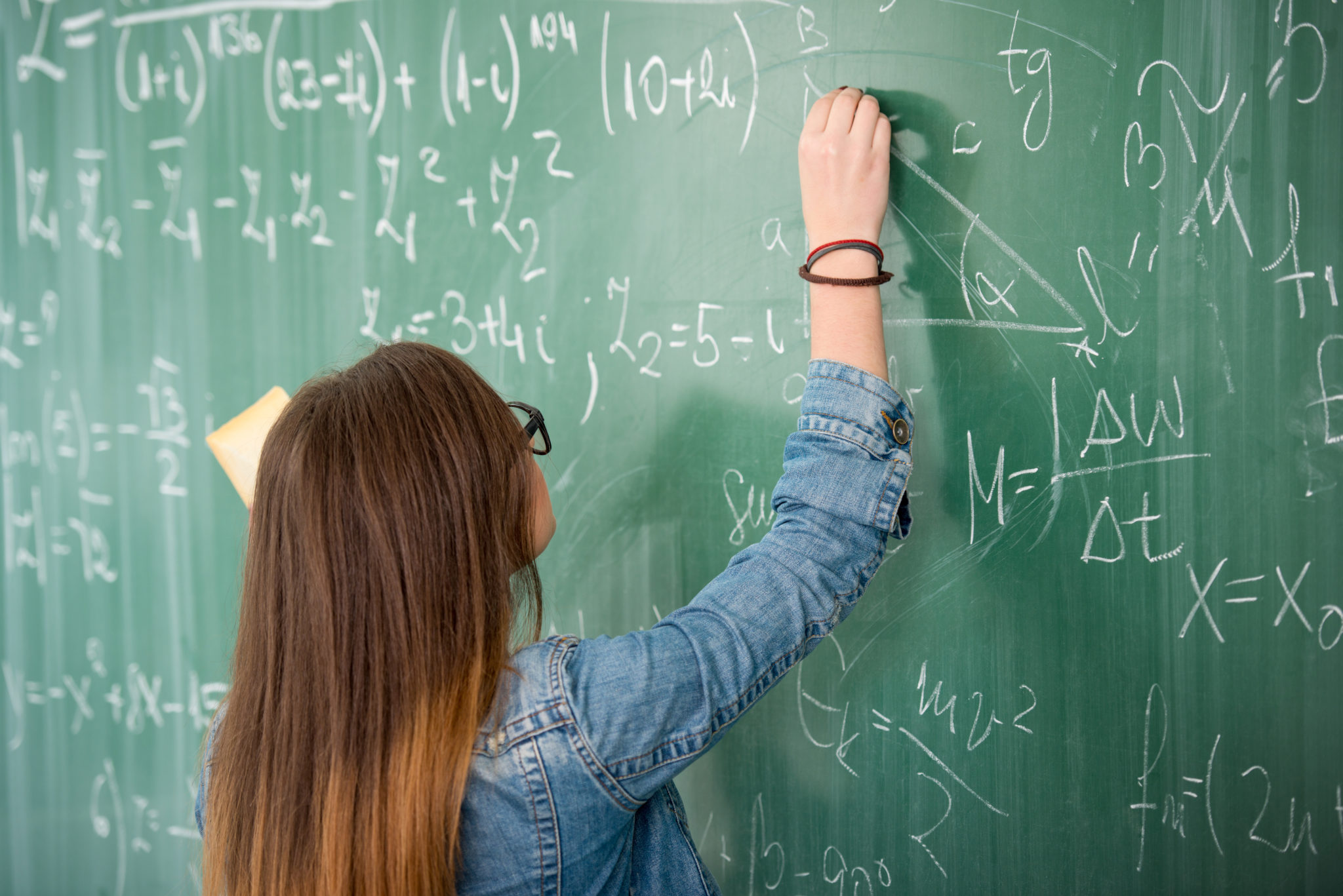 Девушка доска. Учитель на фоне доски. Девочка у доски. Учеба математика.